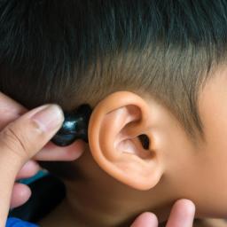 Một đứa trẻ được chăm sóc tai đúng cách để ngăn ngừa viêm tai.
