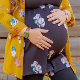 Gần cận vùng bụng phụ nữ mang bầu, cho thấy những dấu hiệu rõ ràng của một thai kỳ thành công.