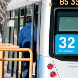 Hành khách lên xe buýt số 23 tại một điểm dừng xe buýt được chỉ định.