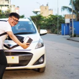 Một khách hàng vui vẻ lên taxi ở Hà Tĩnh.