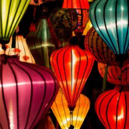 Những chiếc lồng đèn truyền thống Việt Nam soi sáng các con phố ở Hội An, một thị trấn duyên dáng gần Đà Nẵng.