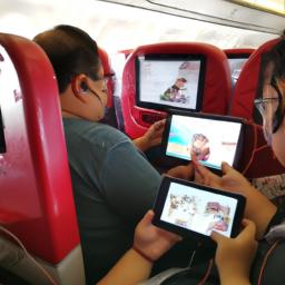 Hành khách thưởng thức các tùy chọn giải trí trên máy bay trong chuyến bay Vietjet Economy.