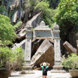 Du khách khám phá những ngọn núi Thanh Sơn tuyệt đẹp, một địa danh nổi tiếng ở Đà Nẵng.